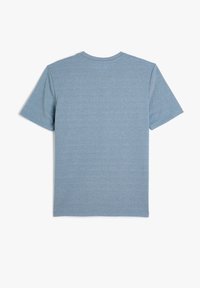 T-shirt blu a maniche corte realizzato in tessuto morbido e testurizzato, con scollo a girocollo e un design semplice e monocolore.