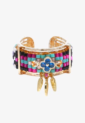 Buntes, gewebtes Armband mit türkisfarbenen, rosa, schwarzen und goldenen Akzenten, mit einem zentralen blauen Edelstein in Blumenform und hängenden Anhängern.