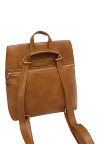 Mochila de cuero marrón con un diseño estructurado, asa superior, correas ajustables y un bolsillo con cremallera en la parte frontal. Acabado texturizado con herrajes en contraste.