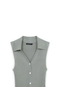 Gilet senza maniche in maglia a coste di colore grigio-verde con ampio colletto e tre bottoni bianchi sulla parte anteriore, etichettato taglia piccola.