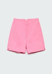 Shorts roses taille haute avec poches avant, petite encoche à l'avant de la ceinture et fentes courtes sur les côtés de l'ourlet.