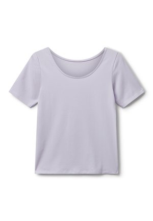 T-shirt court en coton de couleur lilas à manches courtes avec un col rond, posé à plat sur un fond blanc.