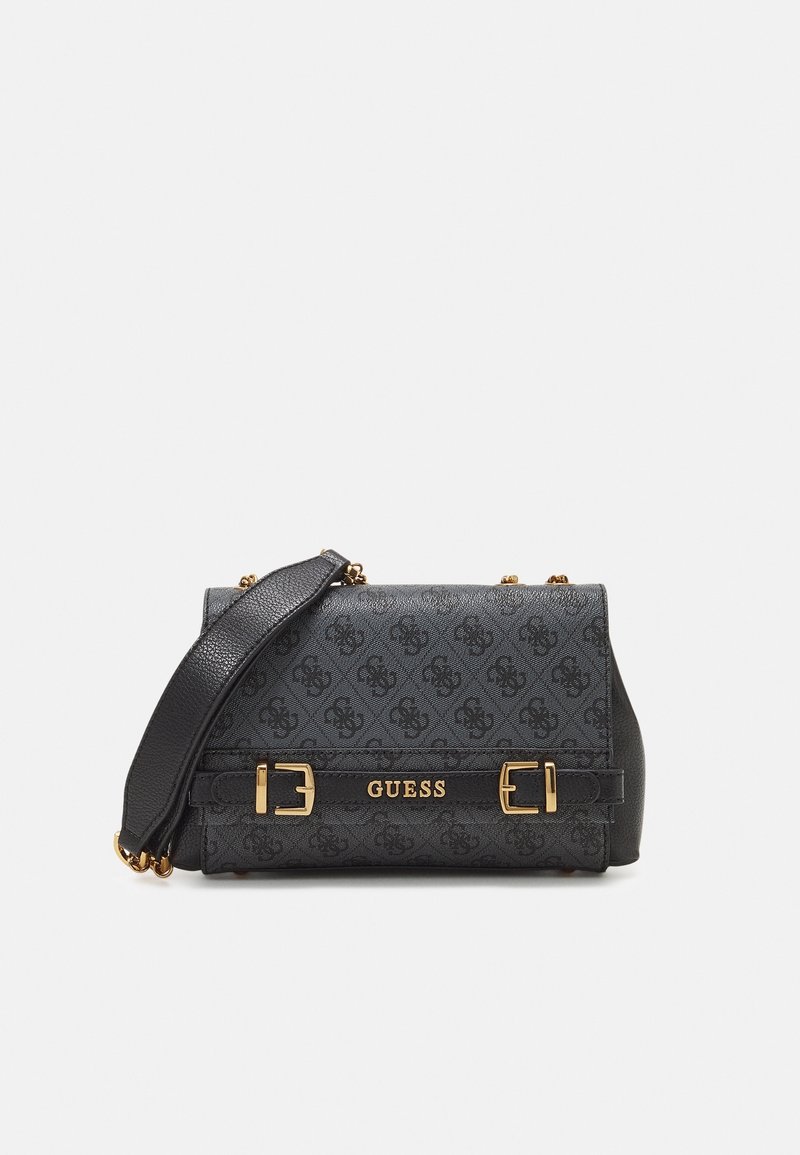Sac à épaule noir Guess avec motif répétitif du logo, boucles dorées et bandoulière réglable sur fond uni.