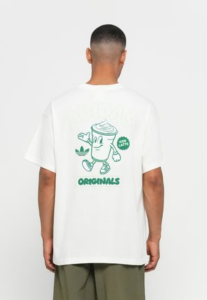 Hvit bomull t-skjorte med et grønt tegneseriefigur grafikk av en drikk, med teksten "ADIDAS ORIGINALS" og "ICED LATTE" på baksiden.