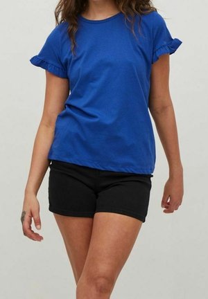 Blå bomulds t-shirt med korte flæser ermer og rund udskæring, parret med sorte shorts. Enkel design, glat tekstur.