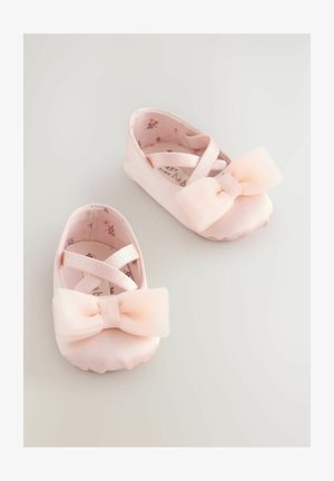 Bailarinas de color rosa pálido con un exterior de tela suave. Cuentan con un lazo de malla en la parte frontal y tiras entrecruzadas, con un forro de diseño floral.
