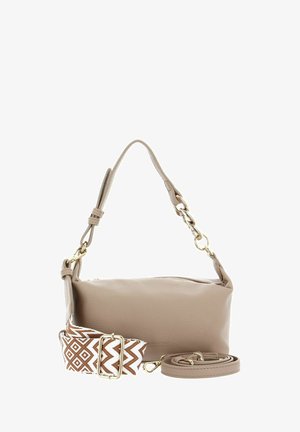 Sac en cuir beige avec une finition texturée, doté d'une poignée chaîne dorée et d'une bandoulière réglable à motif. Fermeture éclair sur le dessus.