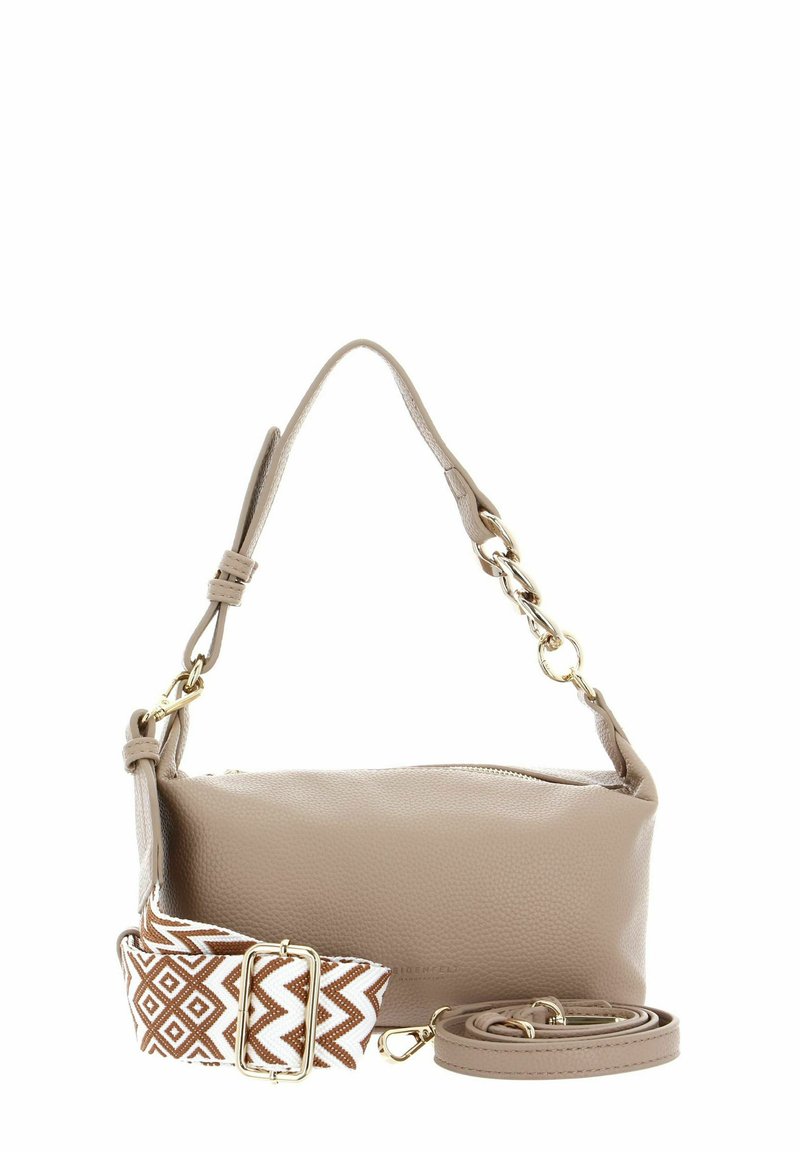 Sac en cuir beige avec une finition texturée, doté d'une poignée chaîne dorée et d'une bandoulière réglable à motif. Fermeture éclair sur le dessus.