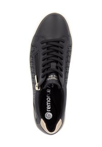Sneaker nera in pelle con design perforato, lacci piatti, punta beige a contrasto e dettaglio con cerniera sul lato. Suola bianca.