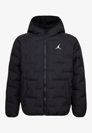 Chaqueta acolchada negra con capucha, cierre delantero con cremallera, bolsillos laterales y un logo Jumpman blanco en el pecho izquierdo.