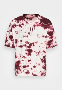 Camiseta de algodón, patrón tie-dye en color burdeos y blanco, cuello redondo, manga corta, con 'HARVARD' impreso en blanco en el frente.