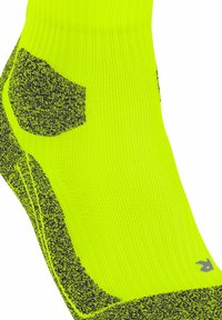 Calzino alla caviglia giallo ad alta visibilità con rinforzi neri nel tallone, nella punta e nelle zone di supporto dell'arco, caratterizzato da un motivo a maglia traspirante.
