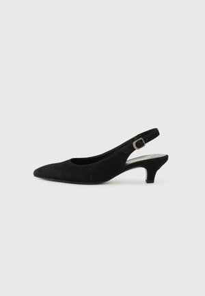 Svart semsket slingback-sko med spiss tå og liten, avsmalnet hæl. Har en justerbar spenne og en jevn tekstur.
