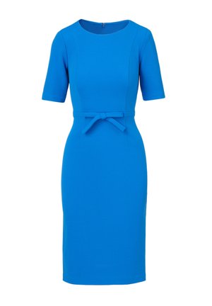 Knieumspielendes, tailliertes Kleid in Königsblau mit kurzen Ärmeln, rundem Ausschnitt und einem passenden Stoffgürtel, der in der Taille gebunden ist.