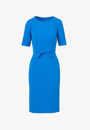 Robe bleu roi ajustée jusqu'aux genoux, avec des manches courtes, un col rond et une ceinture en tissu assorti nouée à la taille.