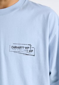 Carhartt WIP STAMP - Triko s potiskem - misty sky/black