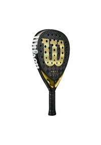 Zwarte paddle met een matte afwerking, gouden accenten en een opvallend "W" logo. Beschikt over een gestructureerde grip en een geperforeerd oppervlak voor verbeterd spel.