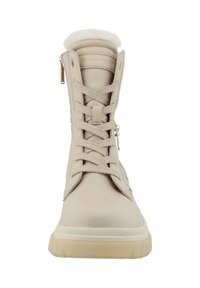 Beige šněrovací boty vyrobené z hladké kůže, se syntetickým kožíškem na límci, bočním zipem a gumovou podrážkou s texturovaným detailem.