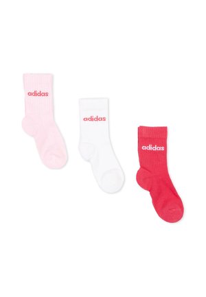 Trzy pary skarpetek Adidas typu crew w kolorze różowym, białym i czerwonym, każda z logo Adidas w kontrastowych kolorach na mankiecie.