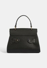 Zwarte handtas met textuur en een gestructureerde vorm, voorzien van een klep sluiting, twee voorklepbanden met gouden hardware en een handvat aan de bovenkant.