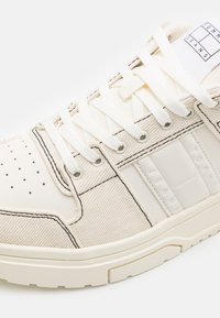 Tommy Jeans THE BROOKLYN  - Sneakers basse - ivory