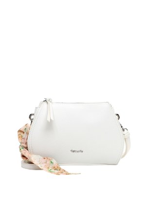 Biała, teksturowana skórzana torebka na ramię z srebrną plakietką z logo oraz szalikiem w kwiatowy wzór przywiązanym z jednej strony.