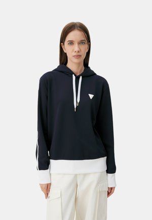 Felpa navy con cordini e orlo bianchi, caratterizzata da un piccolo logo triangolare sul petto. Realizzata in tessuto morbido con una vestibilità rilassata.