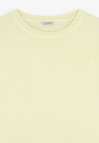 Kortærmet T-shirt med rund hals i lys gul. Fremstillet af blød bomuld, med et diskret logo på brystet og en glat tekstur.