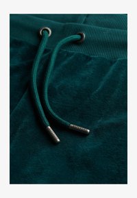 Niewybrane, dark pine green