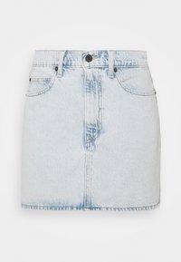 Světle modrá denimová mini sukně s rovný střih, zapínáním na knoflík a pěti kapsami. Má vybledlou texturu a detaily s třepícími se okraji.