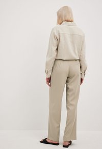 NA-KD Pantalon classique - beige