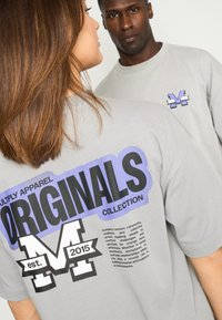 Multiply Apparel - T-shirt z nadrukiem