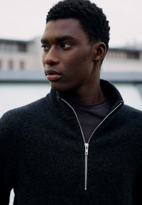 Filippa K M. ANDREW SWEATER - Camisola - charcoal