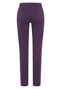 Paarse stretchbroek met een rechte pijp, voorzien van twee achterzakken en een subtiel merklabel op de tailleband.