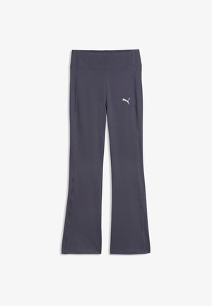 Donkergrijze uitlopende sportbroek met Puma-logo op het bovenste deel van het rechterbeen, zichtbare stiksels en hoge tailleband op een effen witte achtergrond.