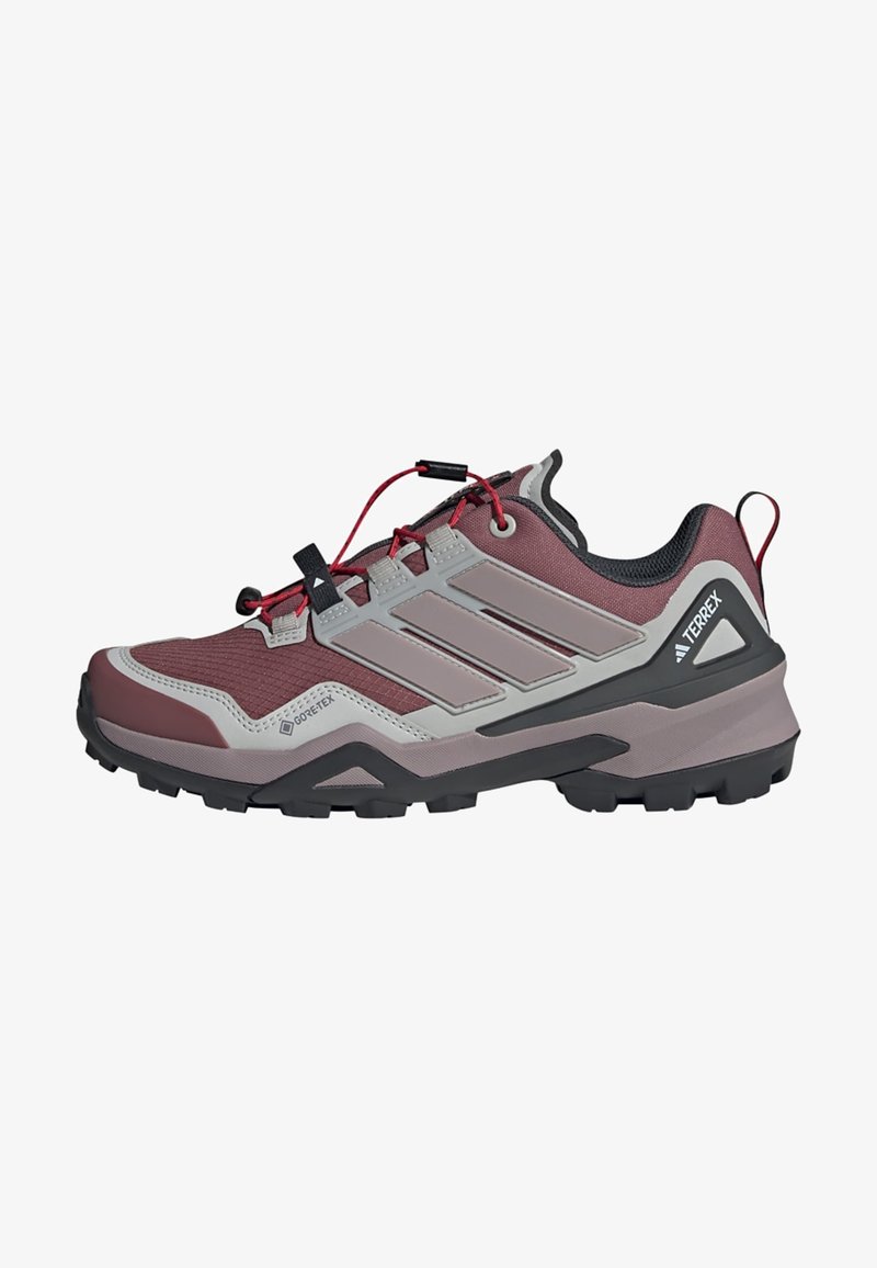 Shoe de hiking leve com uma parte superior em malha cinza e burgundy, acentos vermelhos, logo GORE-TEX e sola de borracha preta robusta para tração.
