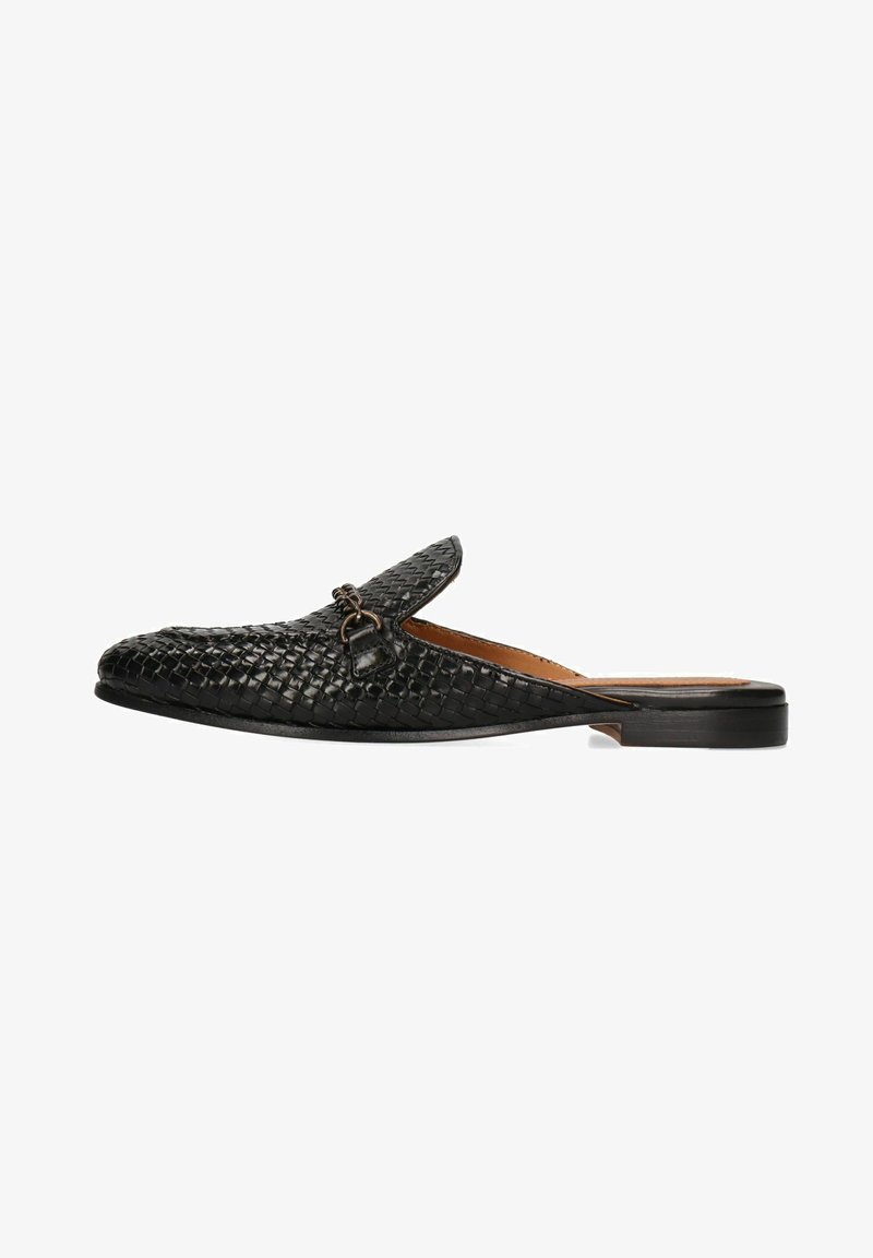 Scarpa slip-on in pelle intrecciata nera con tacco basso, caratterizzata da un accento decorativo a catena sul davanti e una fodera interna liscia.