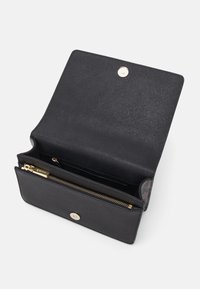 DKNY ECHO CHAIN FLAP - Skulderveske - black