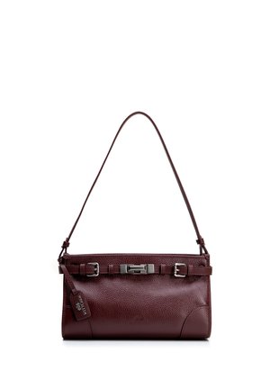 Bolso rectangular de cuero marrón oscuro con correa para el hombro, detalle de hebilla frontal y etiqueta de marca colgante sobre un fondo blanco.