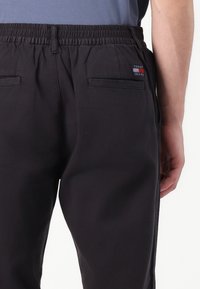 Tommy Jeans ISAAC LIGHT - Chino - black