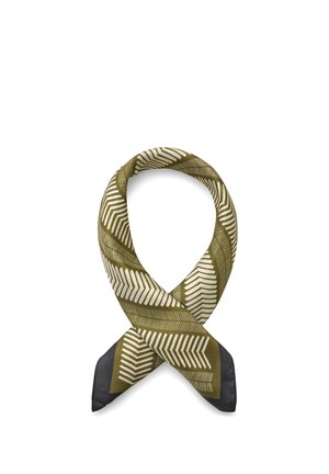 Olivengrønn og kremfarget silkeskjerf med mønster, brettet i en løkke med svarte ender, vist på hvit bakgrunn.