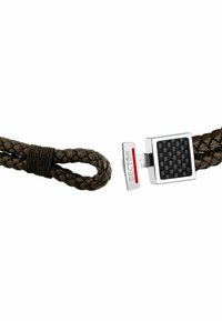 Bracciale in pelle intrecciata marrone con chiusura quadrata in argento e fibra di carbonio nera, con logo e accento rosso.