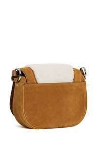 Borsa a spalla in suede marrone con parte superiore in shearling bianco, dotata di un dettaglio in hardware a anello argentato, caratterizzata da una forma rettangolare piatta.