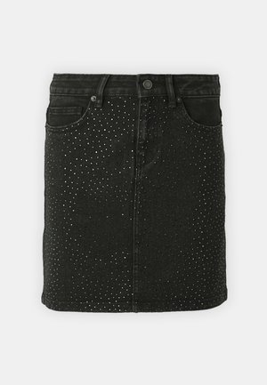 Μαύρη τζιν φούστα με εφαρμόζουσα σχεδίαση, διακοσμητικά τρουκς, πέντε τσέπες και κούμπωμα στη μέση.