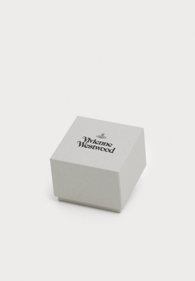 Caixa retangular cinza com uma tampa plana apresentando "Vivienne Westwood" em texto preto, feita de um material texturizado.