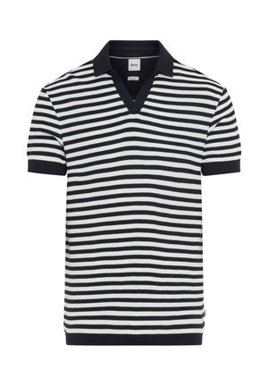 Polo a manica corta con righe orizzontali bianche e nere, colletto nero e maniche con orlo risvoltato.