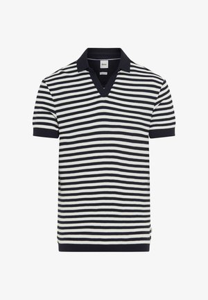 Polo a manica corta con righe orizzontali bianche e nere, colletto nero e maniche con orlo risvoltato.