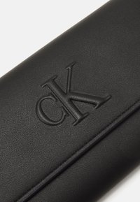 Calvin Klein Jeans SCULPTED LONG FOLD STRAP DEBOSS - Borsa a tracolla - black