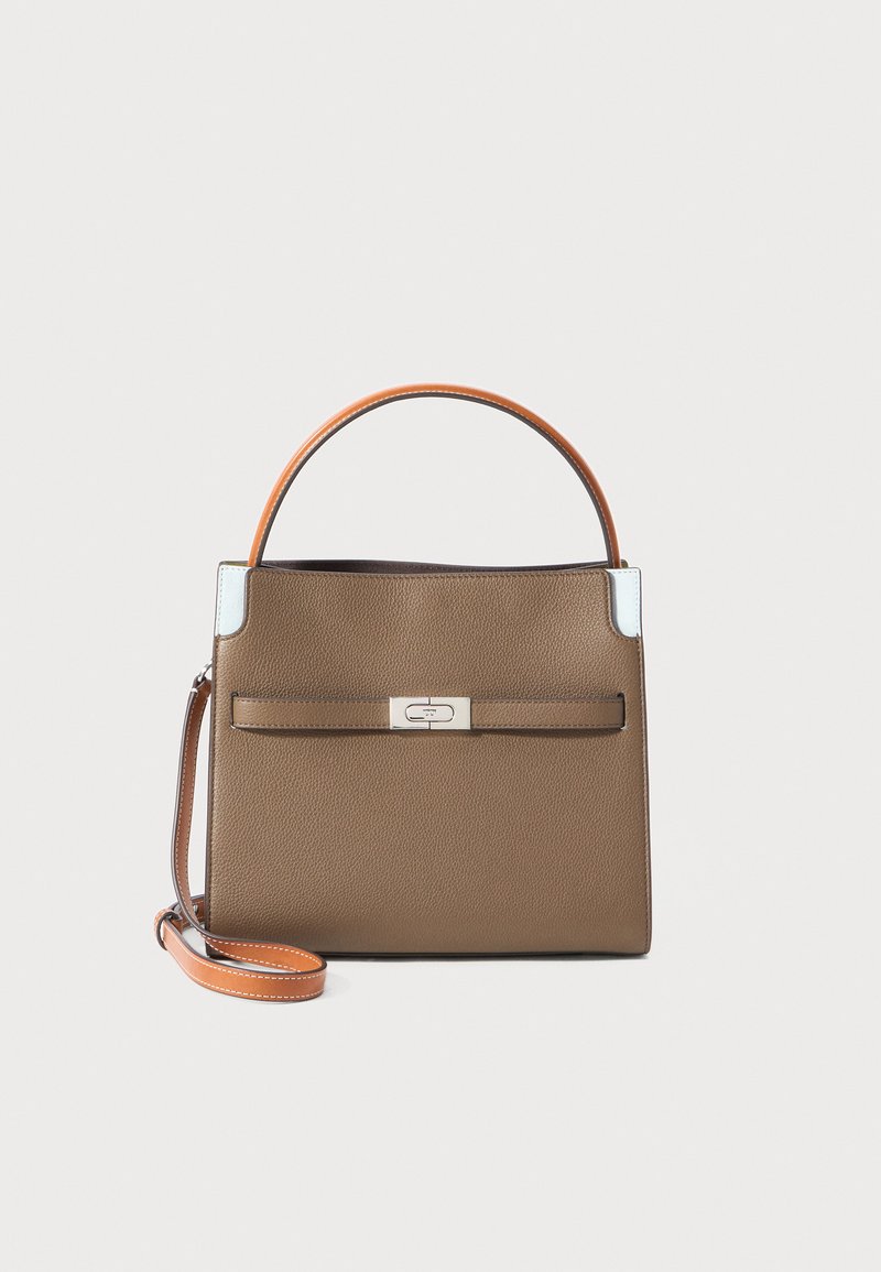 Brun läderhandväska med en strukturerad design, orange handtag, silverfärgade detaljer och en framficka med måttslutning.