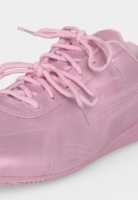 Светлорозов кец Puma с дебели връзки, завързани на панделка, велур и шити детайли и гумена подметка.